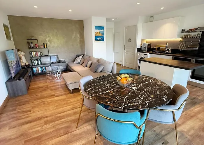 Apt W Terrace, Pool & Parking